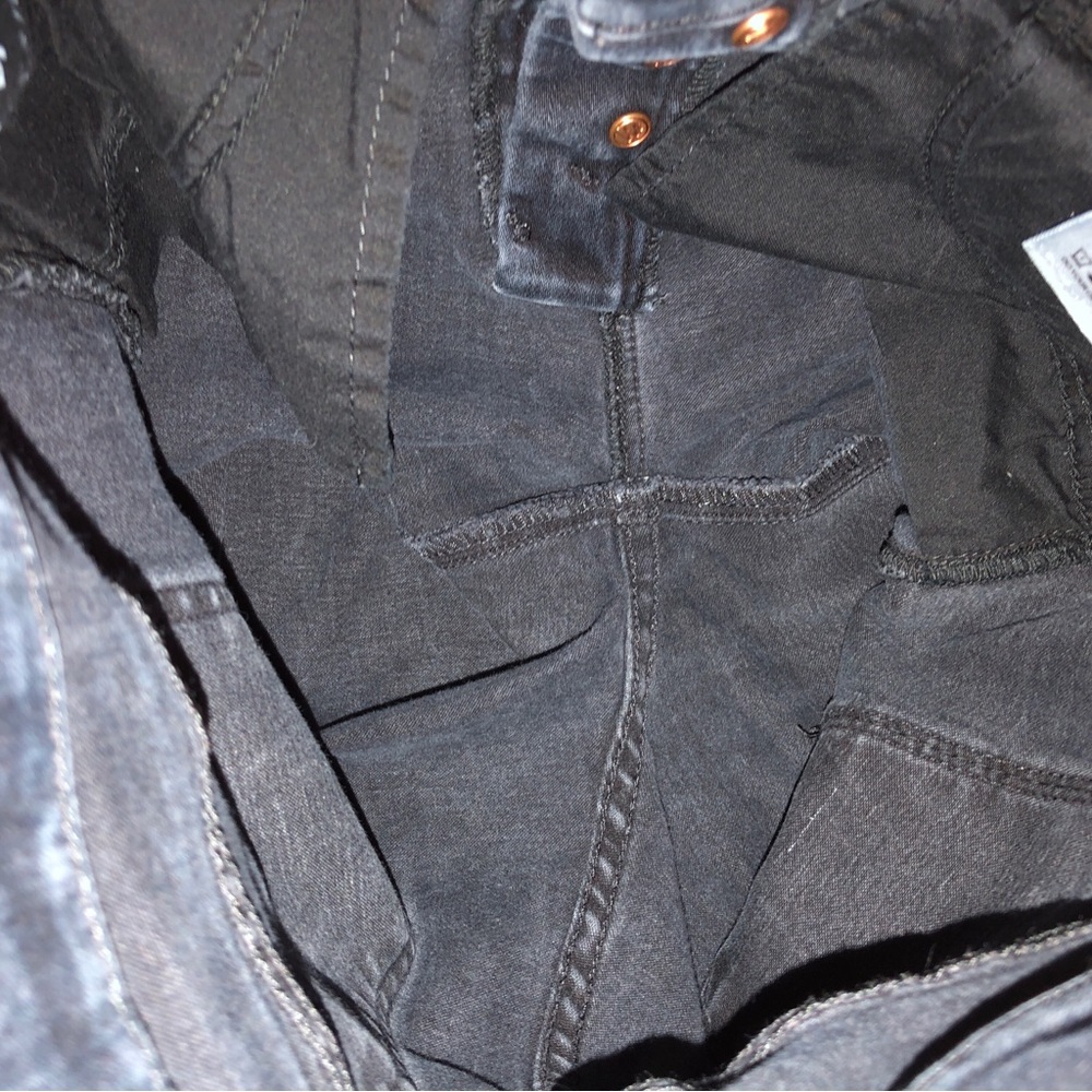MOTHER The Stunner Crop Blackbird Wash Buttonfly Jeans (25) - Picture 14 of 17